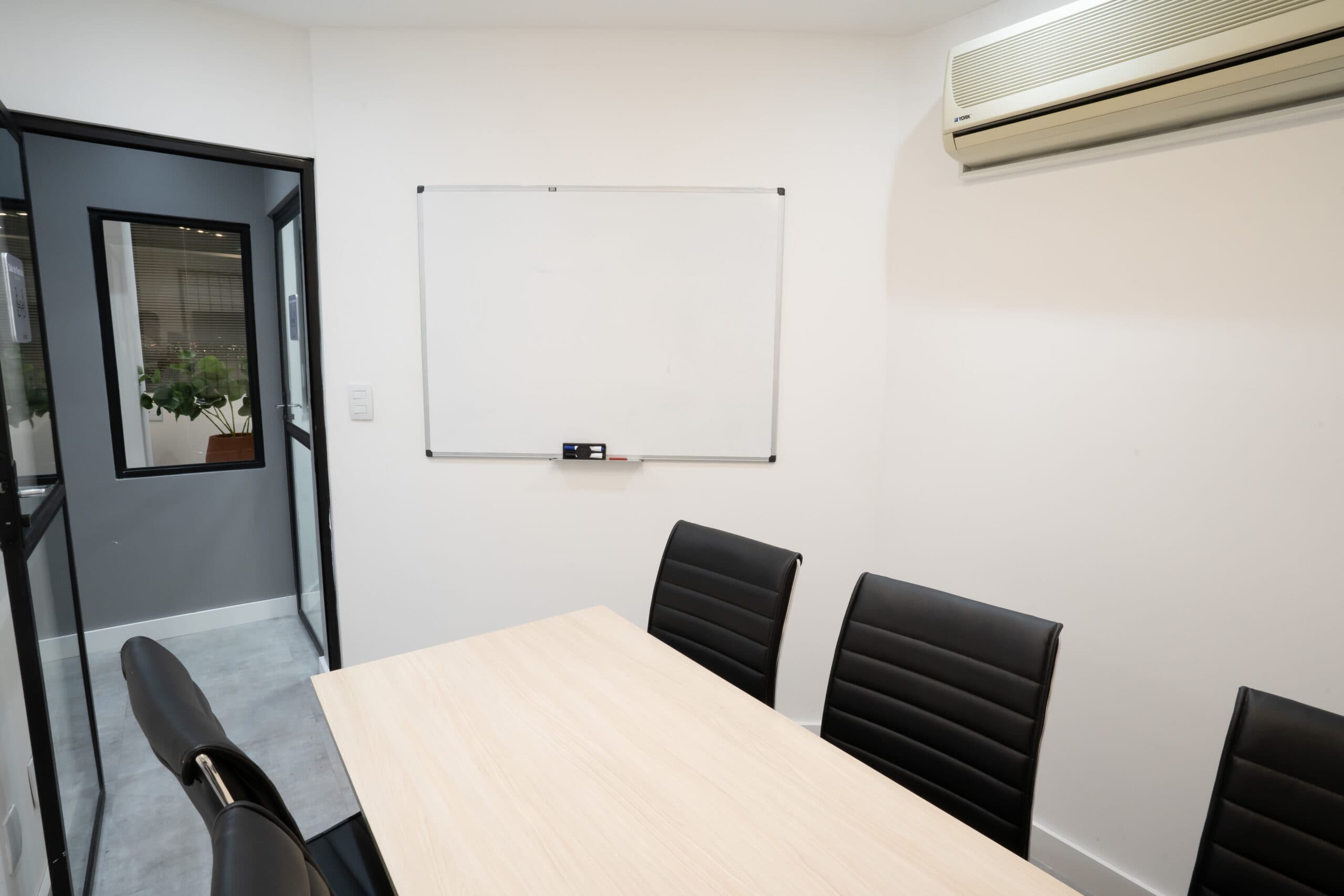 Sala de reunião com mesa para o time